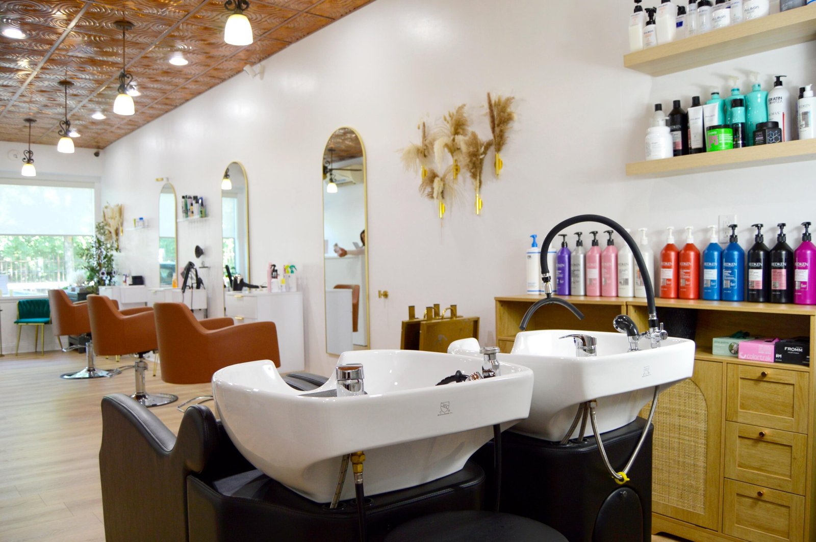 <h2><strong><span style="color: #986c0d"><strong>ELEGANT & RELAXING</strong></span></strong></h2>